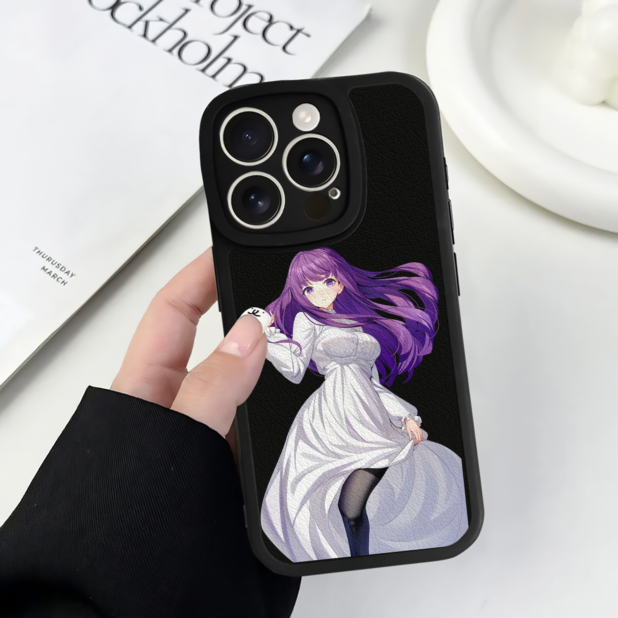 （画像用） 葬送のフリーレン Frieren 【iPhone 16シリーズ対応】シリコンスマホケース（レザー調） 材質：シリコン